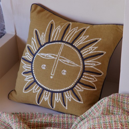Housse de coussin Zeus ocre par Olivier Desforges Housse de coussin Zeus ocre par Olivier Desforges