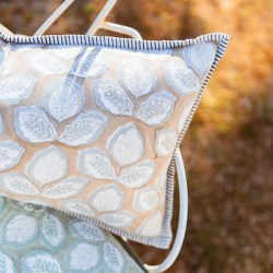 Housse de Coussin Beaumaison argile par Olivier Desforges